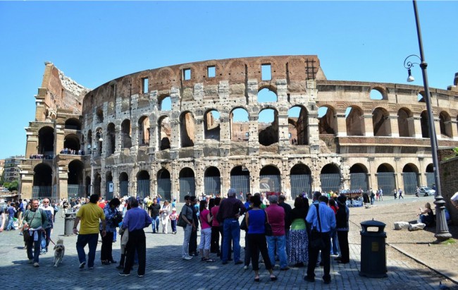 Огромное количество туристов, приехавшие увидеть знаменитый памятник - Колизей.