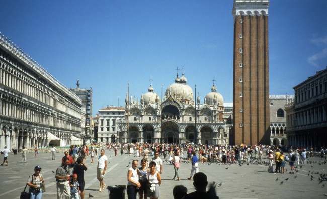 Площадь Святого Марка в Венеции постоянно наполнена туристами со всего мира