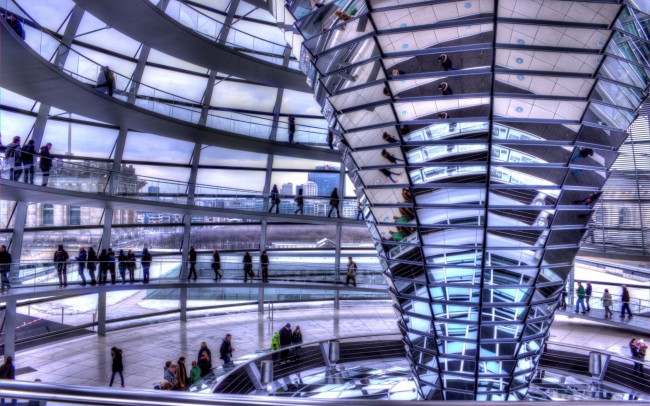 Со смотровой площадки внутри купола Рейхстага, куда посетители могут подняться с крыши-терассы по двум рампам, открывается захватывающая дух панорама Берлина