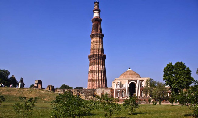 Железная колонна входит в состав архитектурного ансамбля Кутб-Минара, расположенного примерно в 20 километрах южнее Старого Дели.
