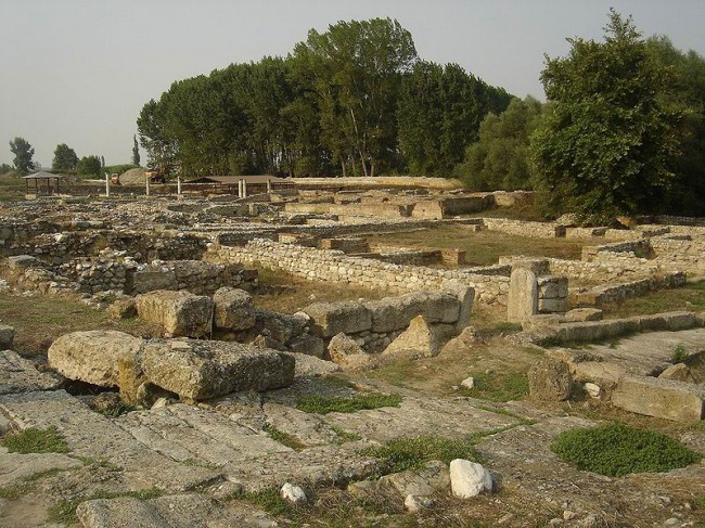 Руины древнего Диона. Древние цари Македонии выбрали Дион местом своей летней резиденции. Именно там они создали поселение