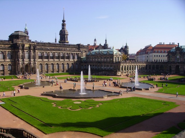 Архитектурный ансамбль Цвингер в Дрездене ‒ всемирно известный архитектурный шедевр в стиле барокко. Он был построен в 1709 г. в эпоху правления курфюрста Августа Сильного.