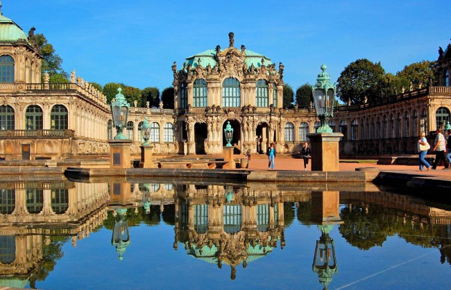 У Павильона на валу расположен комплекс фонтанов Нимфенбад, один из самых красивых барочных ансамблей Германии.