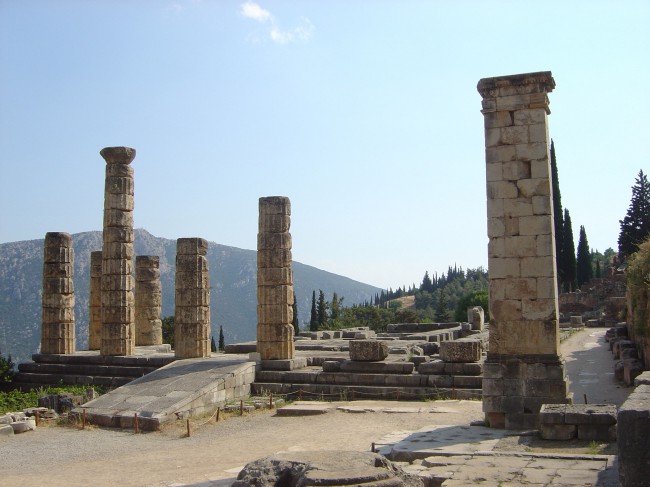 В древние времена — Delphi был самым важным религиозным местом, так как согласно истории, просторные святилища принадлежали Аполлону.