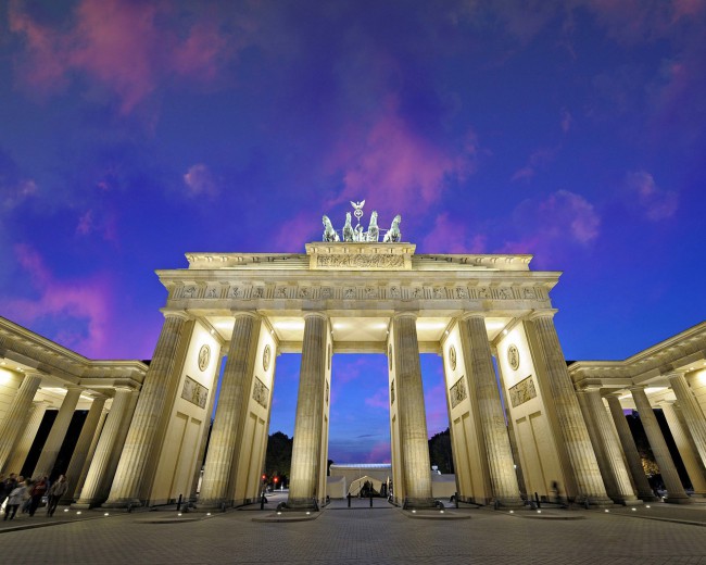 Главная достопримечательность Берлина, считающаяся символом немецкой столицы, - это Бранденбургские ворота. С 1961 году Бранденбургские ворота – часть Берлинской стены. 