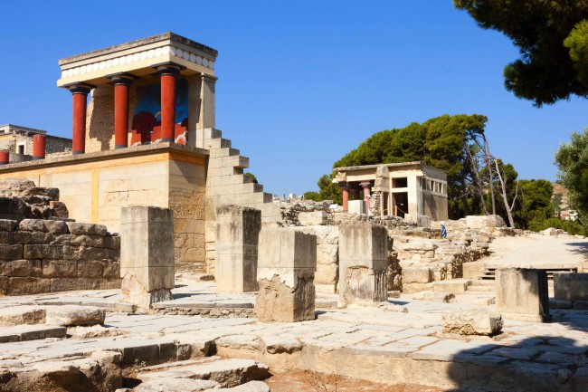 Кносский дворец находится на острове Крит, он является одним из самых интересных и загадочных памятников критской архитектуры.