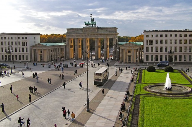 Парижская площадь и Бранденбургские ворота, построенные в 1791году по заказу Фридриха Вильгельма II.