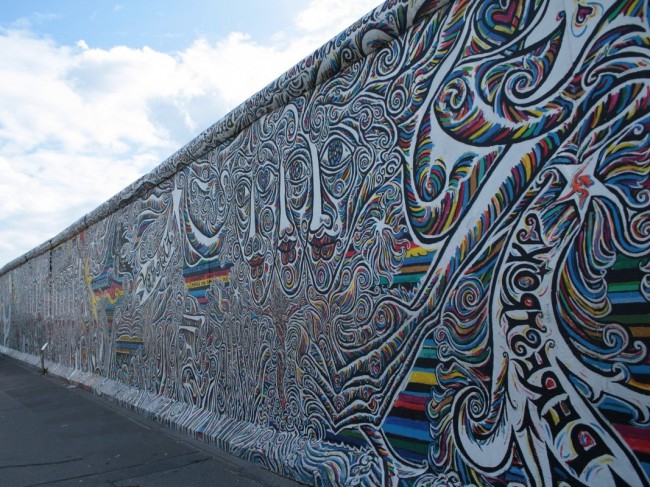 Сохранившийся участок стены сейчас расписан граффити, благодаря чему не выглядит слишком мрачно, а места, где проходила граница, отмечены красными полосами на асфальтированном покрытии берлинских дорог. 