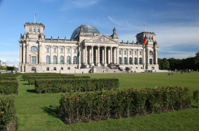 Еще одним знаменитым зданием Берлина является Рейхстаг, строительство которого продолжалось 10 лет, начиная с 1884 года.