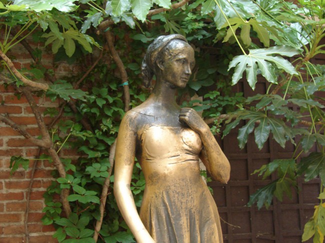 Особой популярностью у туристов пользуется бронзовая статуя Джульетты, прикоснуться к которой считают хорошей приметой.