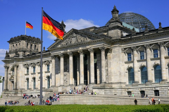 Рейхстаг - это величественное здание германского парламента, ставшее примером имперской архитектуры.