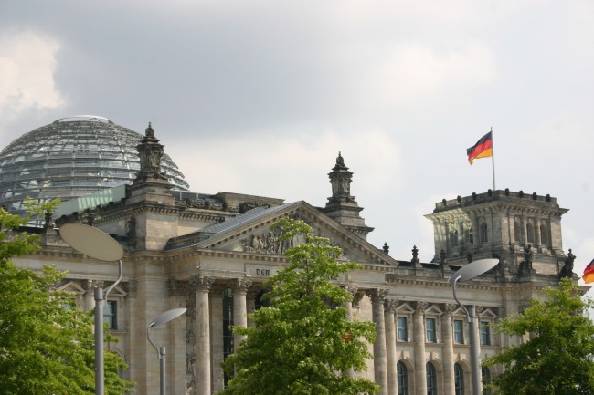 Оно находится в самом центре Берлина. Построенное более 100 лет назад теперь оно стало символом нового государства с многовековой историей.