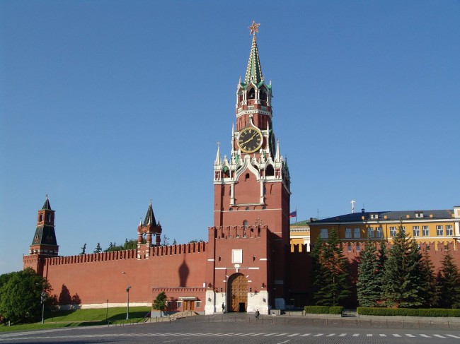 Cимволом Кремля стала знаменитая Спасская башня с курантами, построенная в 1491 году.