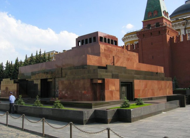 Мавзолей В. И. Ленина — памятник-усыпальница на Красной площади у Кремлёвской стены в Москве