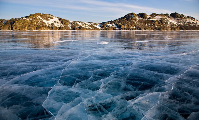 Зимой озеро замерзает