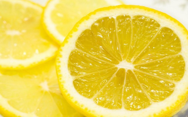 Кусочек лимона может пригодиться не только ребенку