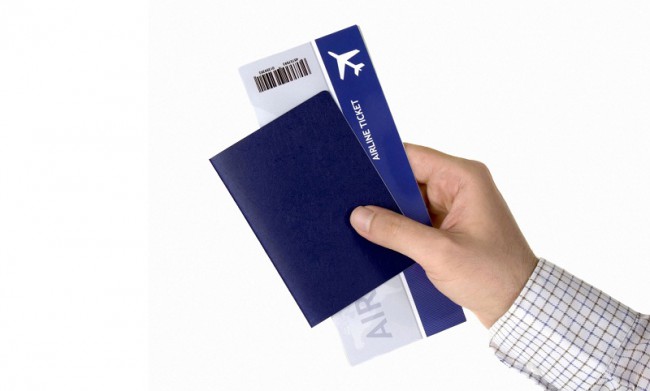 Бумажный билет предъявлять обязательно, электронный – нет (достаточно предъявить свой паспорт). Также можно распечатать копию электронного билета или просто сообщить его номер оператору