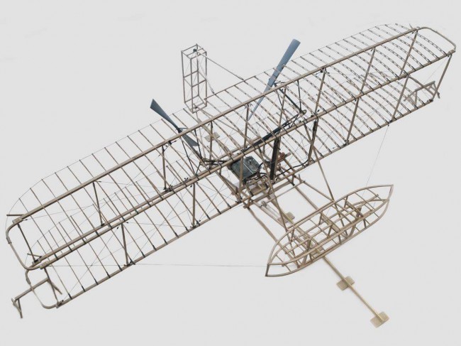 Макет легендарного первого самолета, который поднялся в небо.