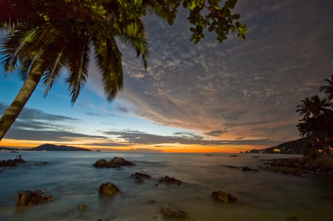 Очаровательный закат на пляже Патонг