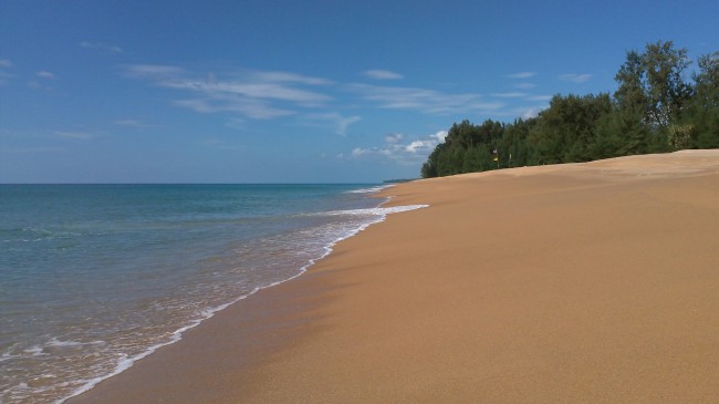 Пляж Май Као по праву считается самым длинным