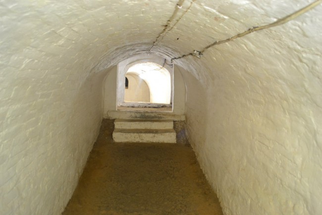 Спуск в подземелье музея. Крепость с таможенной заставой 18 века.