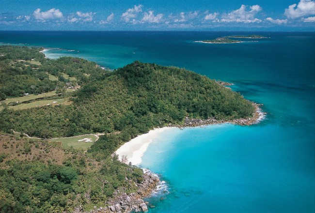 Сейшельские острова включают в себя 115 коралловых и гранитных островков