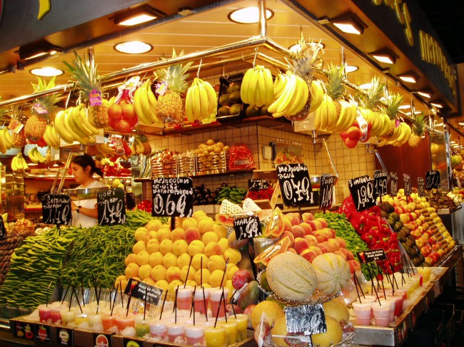 На рынке огромный выбор фруктов, но не все они первой свежести