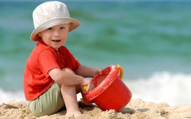 Чистый песочный пляж – лучший вариант для ребенка