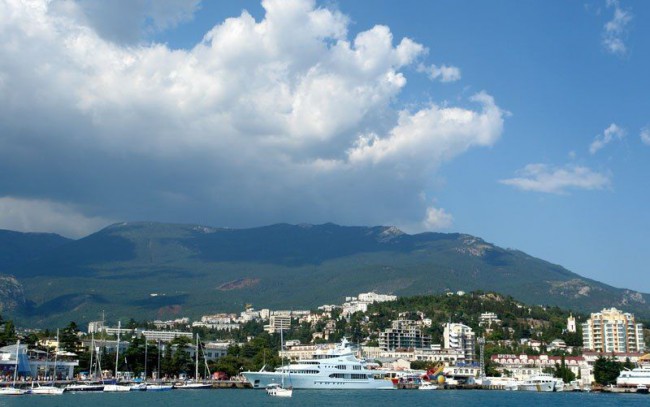 Крымская жемчужина и самый известный курорт полуострова - Ялта.