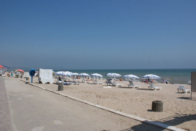 Вдоль всего побережья на территории Одессы протянулись широкие песчаные пляжи разного класса и ценовой категории.