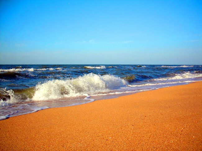 Лазурный песок, чистый пляж, голубая вода на азовском побережье. Станица Голубинская