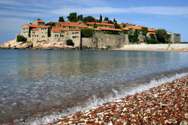 Поездка в Черногорию привлекает возможностью совмещения отдыха на прекрасных пляжах и осмотром множества архитектурных и природных достопримечательностей.