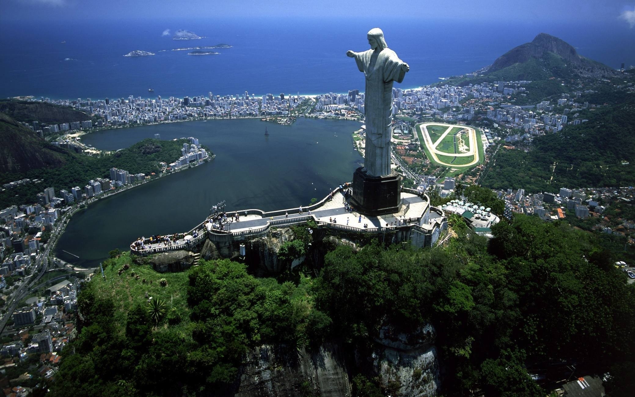 Достопримечательности каждых стран. Статуя Христа-Искупителя Бразилия. Христос Искупитель Рио де Жанейро. Статуя в Рио-де-Жанейро. Бразилия Рио де Жанейро статуя.