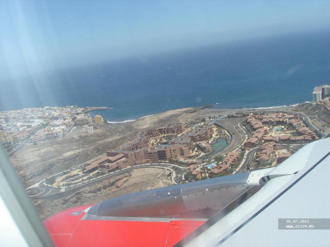 Самолет уже подлетает к долгожданному курорту. Вид из окна на чудесный пейзаж Тенерифе.