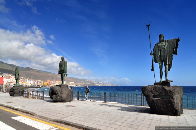 Прекрасные статуи гуанчей на одном из пляжей Тенерифе.