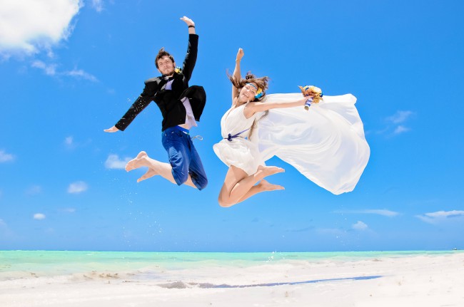 Счастливая пара в самый торжественный день на берегу Карибского моря.
