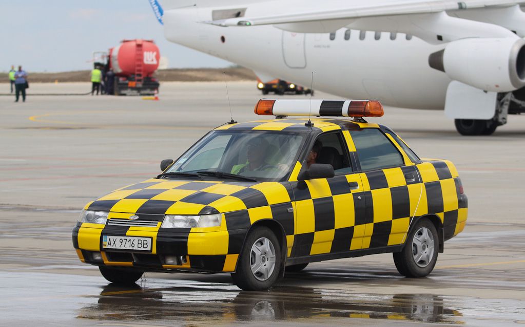 Airport cars. Машины в аэропорту. Самолет такси. Машины службы аэропорта. Такси с машиной у самолета.