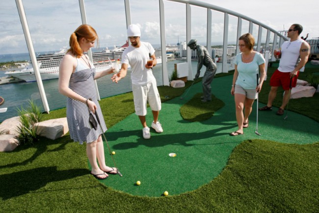 Любителей гольфа и тенниса ждут на лайнере корты и мини-поля для гольфа