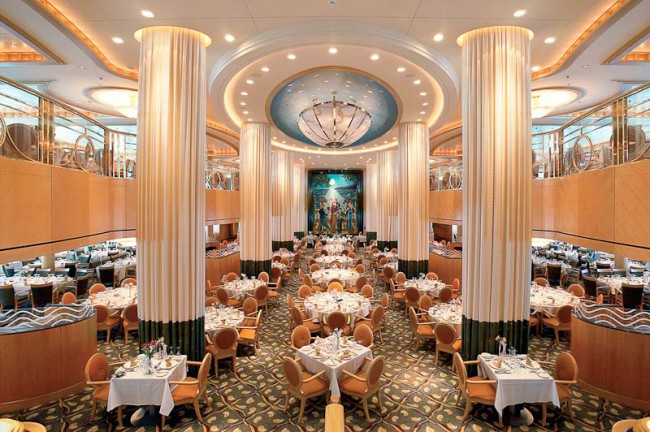 Рестораны круизного лайнера предлагают огромное меню блюд лучших кухонь мира и великолепное обслуживание