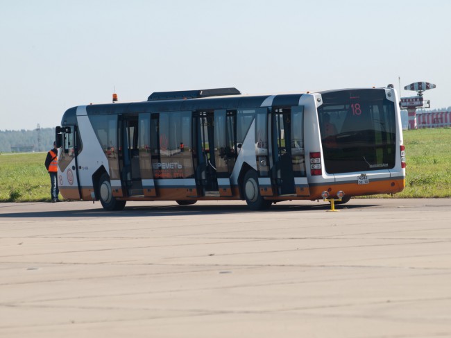 Шаттл с помощью которого пассажиры бесплатно доставляются от аэроэкспресса к терминалам