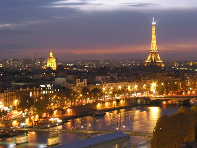 По прилету в Париж ночью ваш способ передвижения по городу будет зависеть от того, в каком аэропорту вы приземлились.