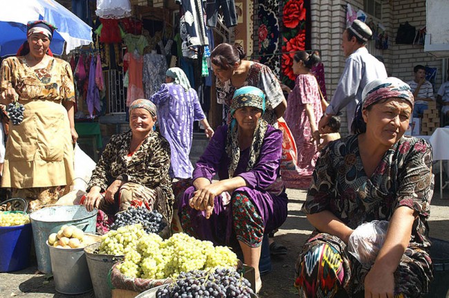 Чтобы продать свой товар многие из них проделали большой путь. Женщины на востоке очень деликатные, но торгуются до последнего.