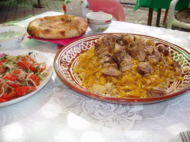 Шурпу там делают с нутом — узбекским горохом и свежими помидорами, а рис подают с мясом, это не совсем плов, но тоже очень вкусно.