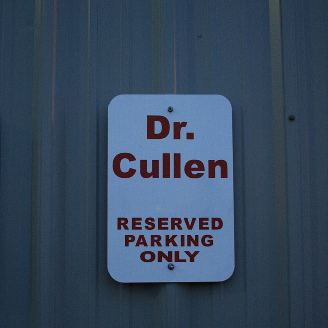 На парковке Forks Community Hospital сохранилось место за доктором Калленом