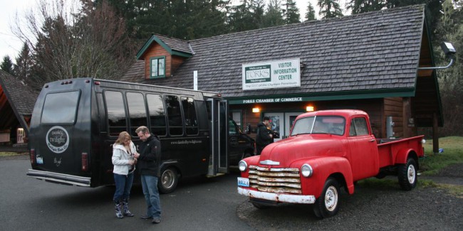 Forks Visitor Center купил копию грузовикаChevy 1956. Номерной знак Bella на обшарпанной поржавевшей машине – предмет восторгов поклонников вампирскойсаги