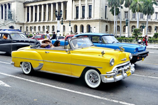 Большинство автомобилей на улице городов Кубы словно из музея истории автомобилестроения