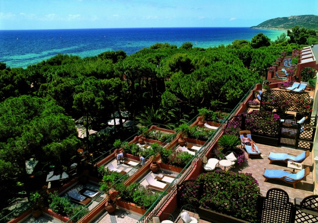 Территория отеля погружена в зелень средиземноморских пиний, ибискуса, буганвиля, тропических пальм