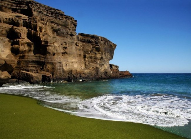 Пляж Папаколеа (Papakolea Beach) еще называют пляжем зеленого песка Прелестная и удивительная природа Гавайских островов не позволит весь отпуск провести в лености на пляже. Она очарует и долго будет звать вернуться для новой встречи