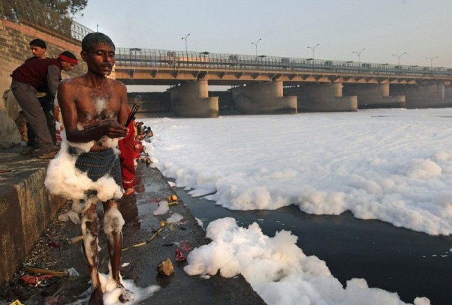 Выглядит абсурдным омовение в подобных водах, однако нечто подобное происходит со многими реками Индии. Уже много лет экологи пытаются добиться применения мер по очистке Ганга, однако их усилия тщетны