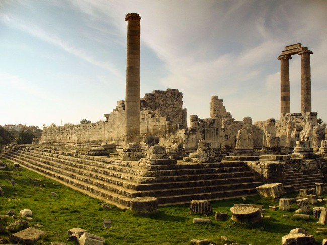 Руины храма Аполлона в Дидиме являются одним из достопримечательностей города качество